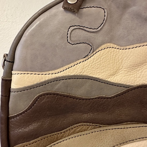 Grooves & Grain Handmade Leather Handbag with Mountain Design - Picture 3 of 7